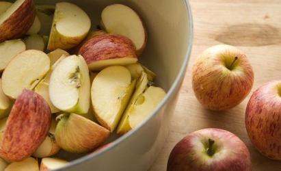 Kā mājās pagatavot vīnu no ābolu mīkstuma