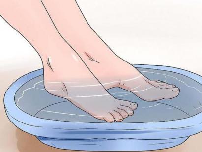 Kā mājās noņemt sausas klepus uz kājām?